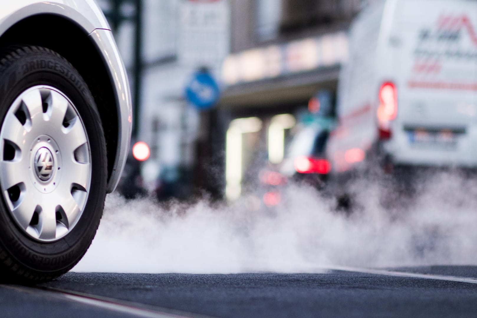 Abgase auf der Corneliusstraße in Düsseldorf: Deutsche Autokonzerne sollen für den Abgas-Skandal keine Sanktionen gezahlt haben.