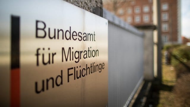 Das Bundesamt für Migration und Flüchtlinge (BAMF) will Tausende Asyl-Entscheidungen noch einmal überprüfen.