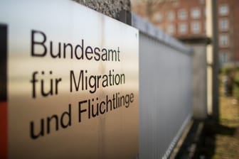 Das Bundesamt für Migration und Flüchtlinge (BAMF) will Tausende Asyl-Entscheidungen noch einmal überprüfen.