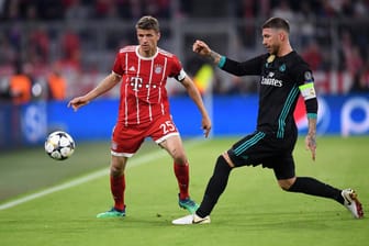 Im Zweikampf: Thomas Müller (l.,FC Bayern) und Sergio Ramos (Real Madrid).