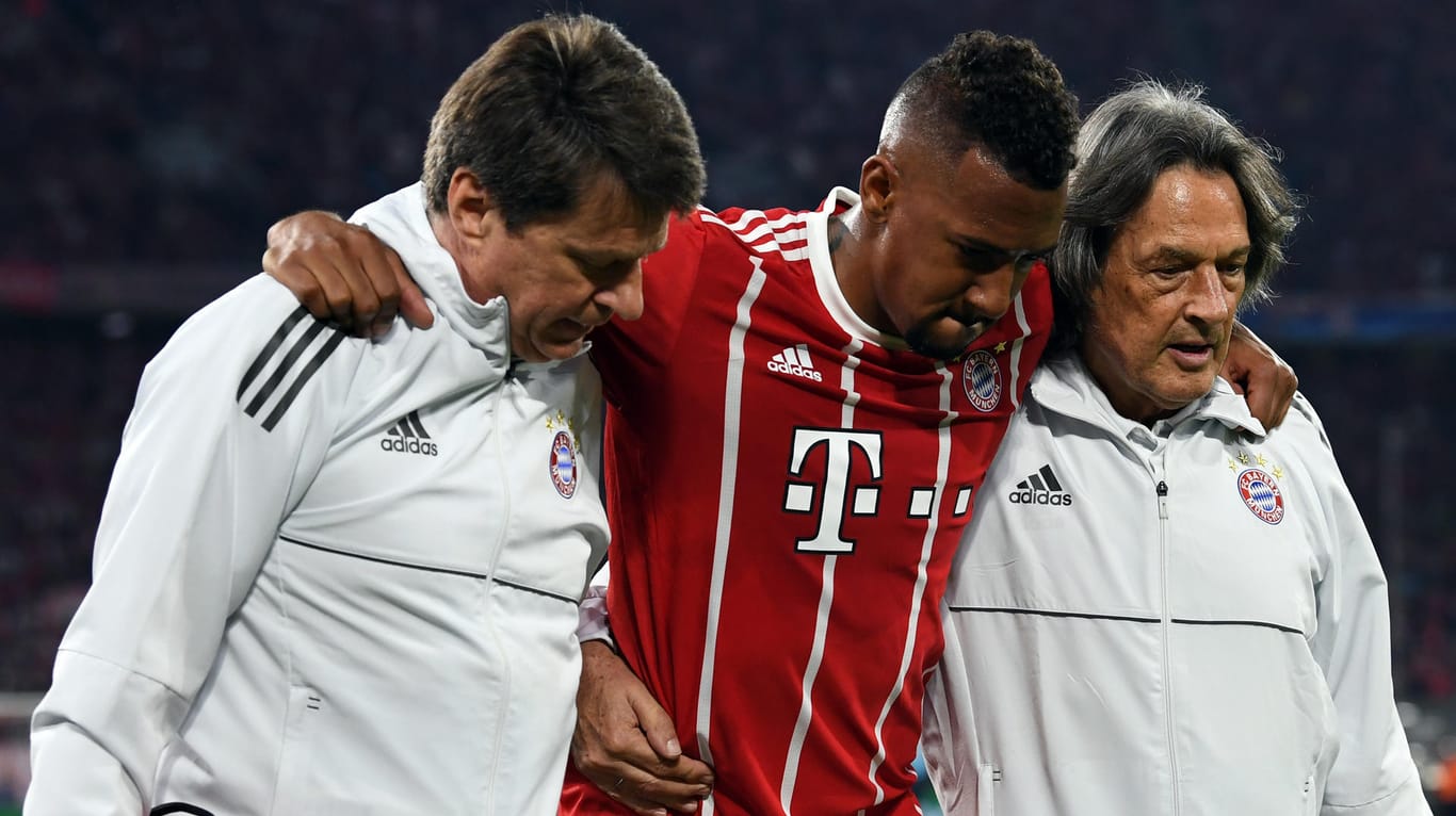 Jeromé Boateng wird beim Verlassen des Platzes gestütz: Der Bayern-Verteidiger bangt um die WM-Teilnahme.