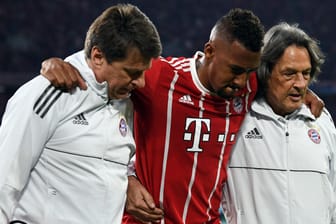 Jeromé Boateng wird beim Verlassen des Platzes gestütz: Der Bayern-Verteidiger bangt um die WM-Teilnahme.