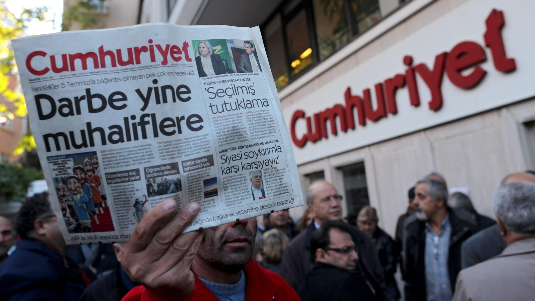 Ein Mann hält eine Ausgabe der Zeitung vor der "Cumhuriyet"-Zentrale in Istanbul (Türkei) in die Luft: Mehrere führende Mitarbeiter der Zeitung haben in der Türkei mehrjährige Haftstrafen erhalten. (Archivbild) Ein Mann hält eine Ausgabe der Zeitung vor der "Cumhuriyet"-Zentrale in Istanbul (Türkei) in die Luft: Mehrere führende Mitarbeiter der Zeitung haben in der Türkei mehrjährige Haftstrafen erhalten. (Archivbild)