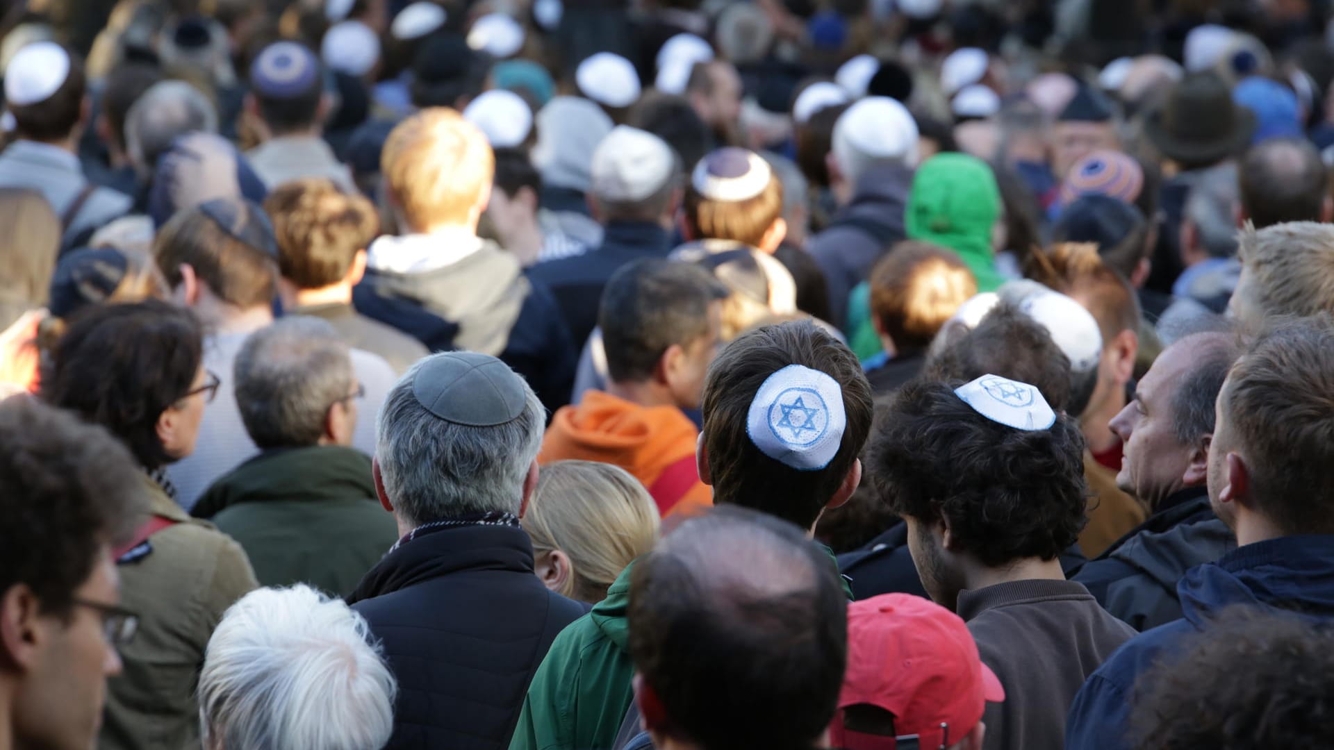 Tausende Teilnehmer haben in Berlin gegen Antisemitismus demonstriert.