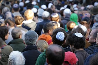 Tausende Teilnehmer haben in Berlin gegen Antisemitismus demonstriert.