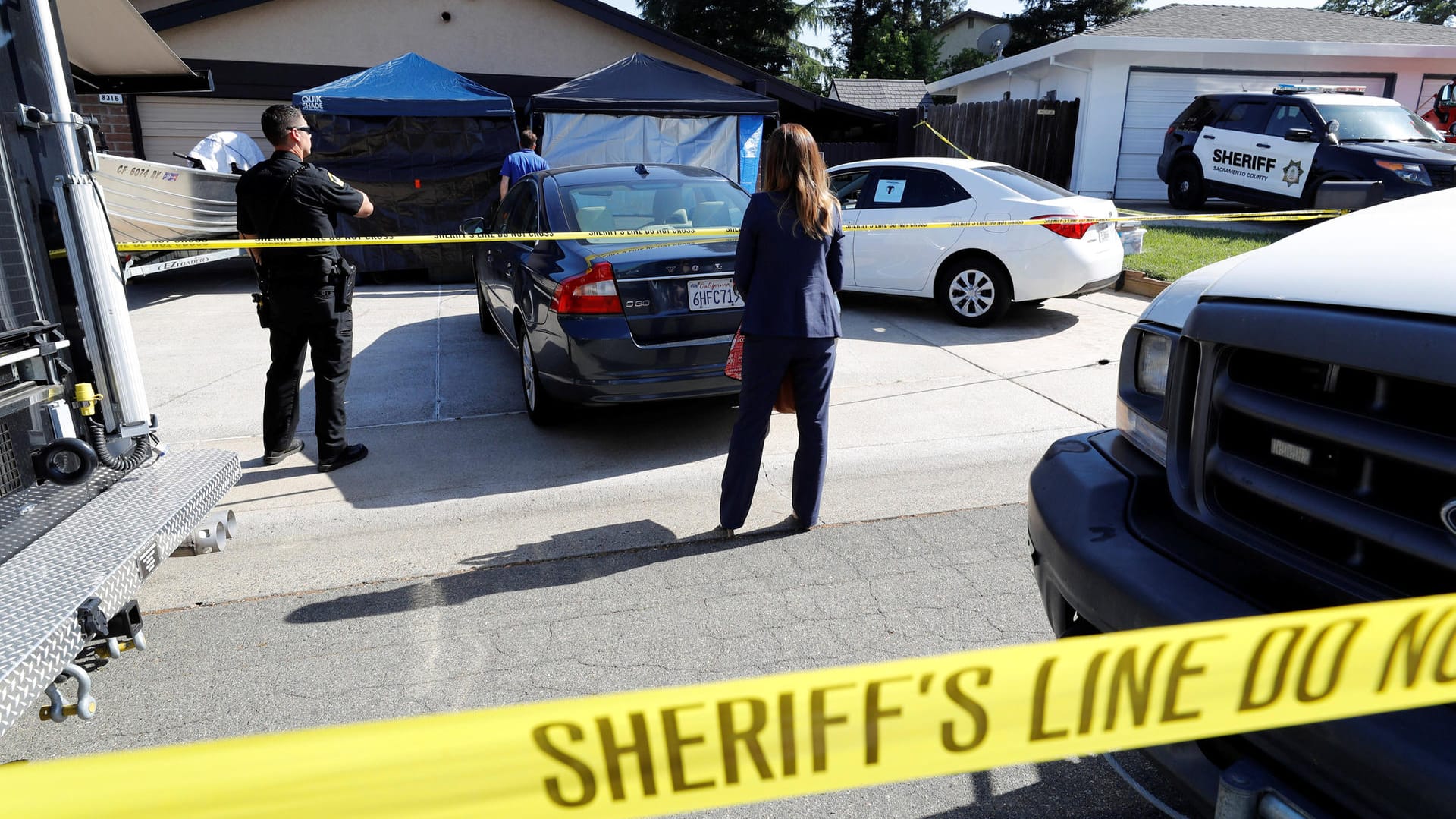 Das Haus von Joseph James DeAngelo wird durchsucht: Er lebte unauffällig in einem ruhigen Vorort von Sacramento.