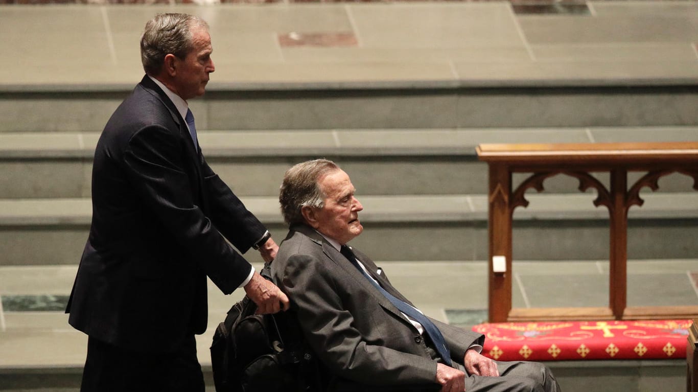 George H.W. Bush und sein Sohn George W. Bush bei der Gedenkfeier für Barbara Bush: Kurz danach musste George H.W. Bush ins Krankenhaus eingeliefert werden.