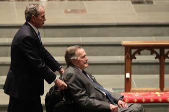 George H.W. Bush und sein Sohn George W. Bush bei der Gedenkfeier für Barbara Bush: Kurz danach musste George H.W. Bush ins Krankenhaus eingeliefert werden.