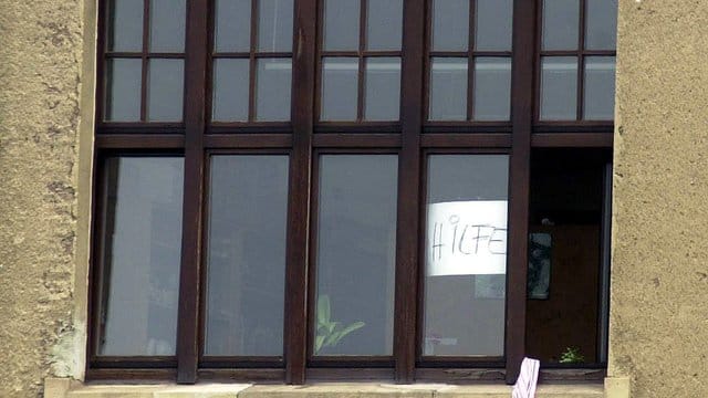 Hilferuf in einem Fenster des Gutenberg-Gymnasiums in Erfurt am 26. Hilferuf in einem Fenster des Gutenberg-Gymnasiums in Erfurt am 26.