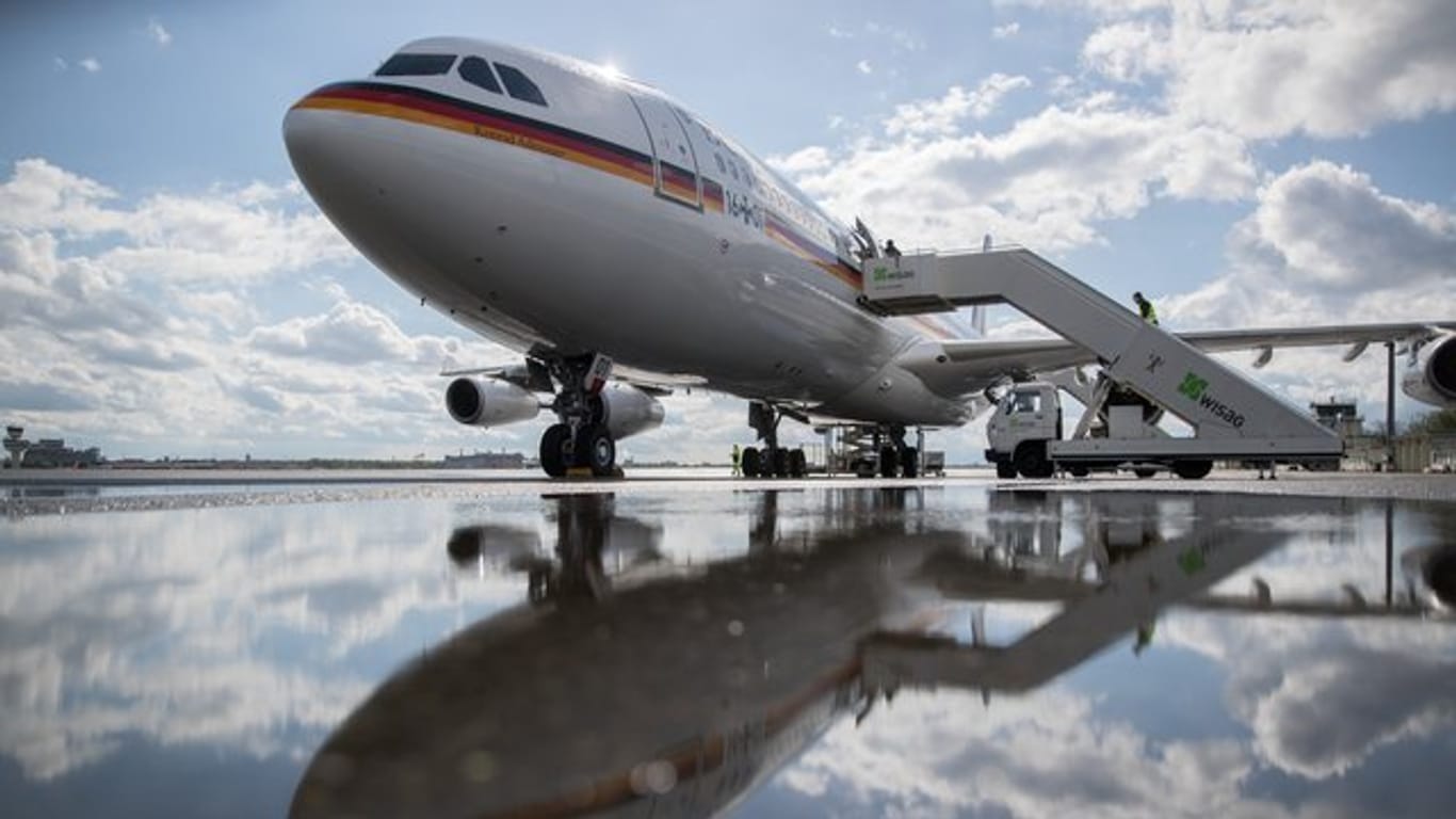 Der Airbus A340 der Luftwaffe "Konrad Adenauer" steht auf dem militärischen Teil des Berliner Flughafens Tegel für den Abflug der Bundeskanzlerin nach Washington DC bereit.