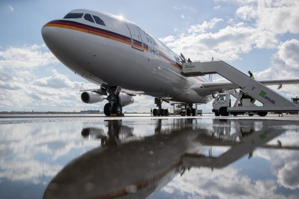 Der Airbus A340 der Luftwaffe "Konrad Adenauer" steht auf dem militärischen Teil des Berliner Flughafens Tegel für den Abflug der Bundeskanzlerin nach Washington DC bereit.