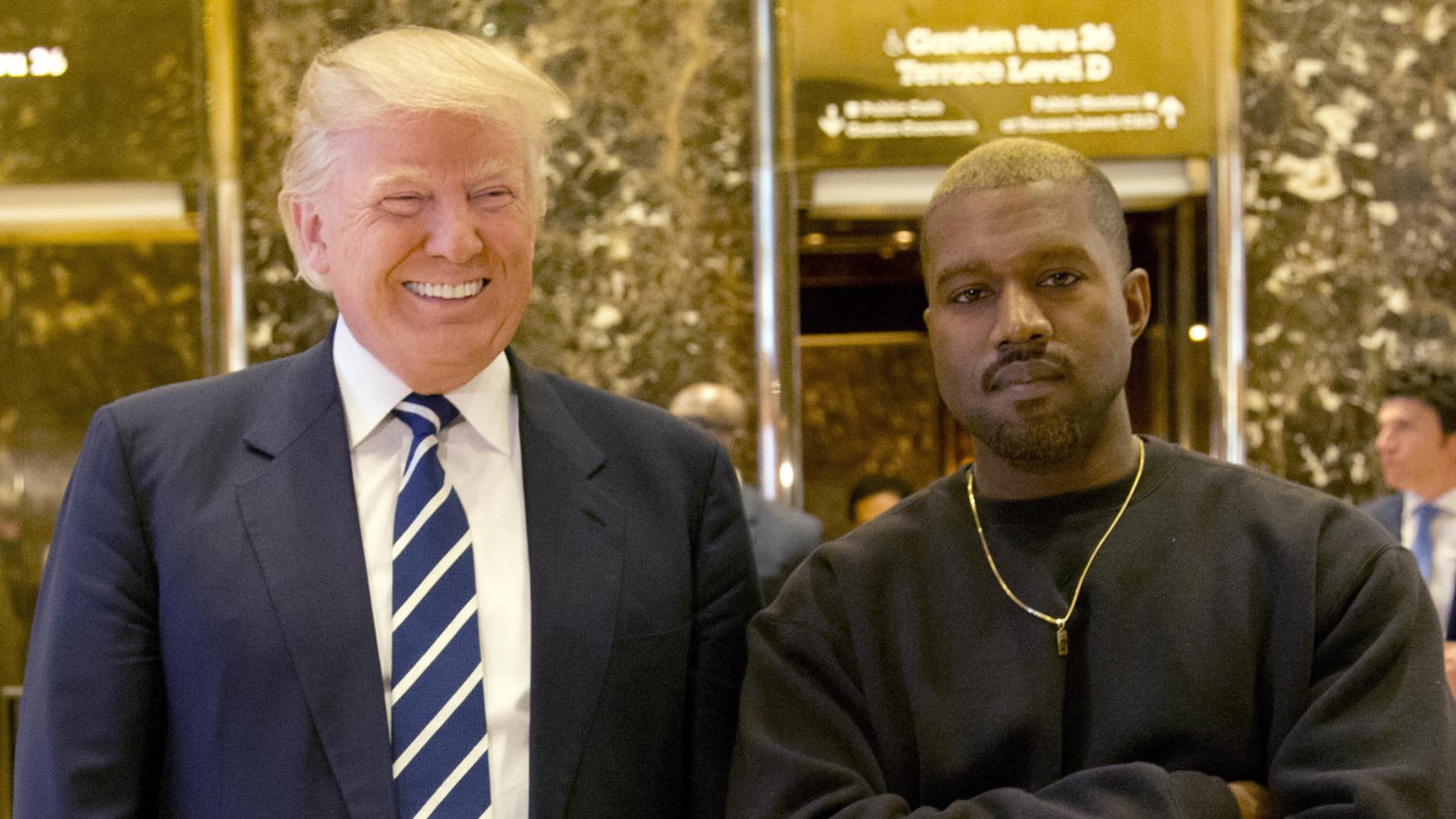 Kanye West und US-Präsident Donald Trump 2016 gemeinsam im Trump Tower. Der US-Rapper hält Trump für einen "Bruder". Kanye West und US-Präsident Donald Trump 2016 gemeinsam im Trump Tower. Der US-Rapper hält Trump für einen "Bruder".
