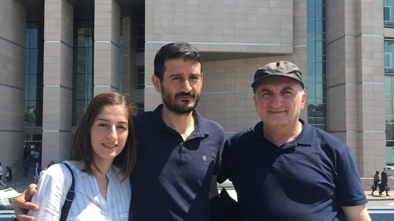 Mesale Tolu, ihr ebenfalls Angeklagter Mann Suat Corlu und ihr Vater Ali Riza Tolu stehen nach der Entscheidung vor dem Gerichtsgebäude im Istanbuler Stadtteil Caglayan.