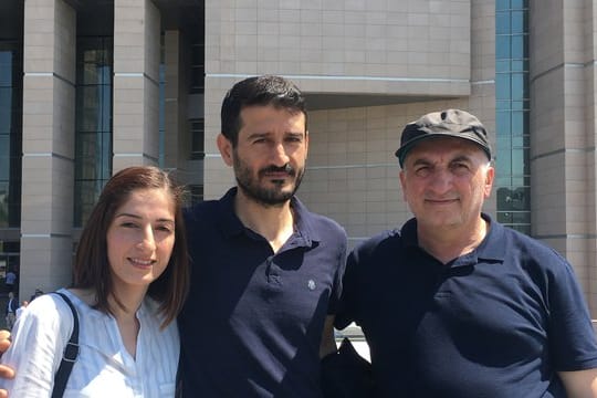 Mesale Tolu, ihr ebenfalls Angeklagter Mann Suat Corlu und ihr Vater Ali Riza Tolu stehen nach der Entscheidung vor dem Gerichtsgebäude im Istanbuler Stadtteil Caglayan.