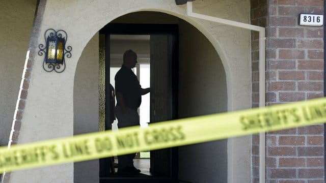 Im kalifornischen Citrus Heights untersucht ein Polizist das Haus eines Verdächtigen: Eine der größten ungeklärten US-Verbrechensserien ist möglicherweise gelöst. Im kalifornischen Citrus Heights untersucht ein Polizist das Haus eines Verdächtigen: Eine der größten ungeklärten US-Verbrechensserien ist möglicherweise gelöst.
