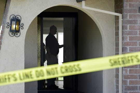 Im kalifornischen Citrus Heights untersucht ein Polizist das Haus eines Verdächtigen: Eine der größten ungeklärten US-Verbrechensserien ist möglicherweise gelöst.