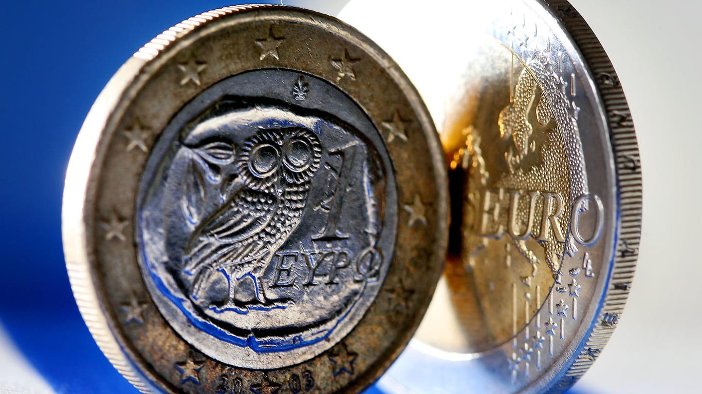 Eine griechische Ein und Zwei Euro Münze: EU-Finanzminister beraten über ein Ende des Griechenland-Rettungsprogramms.