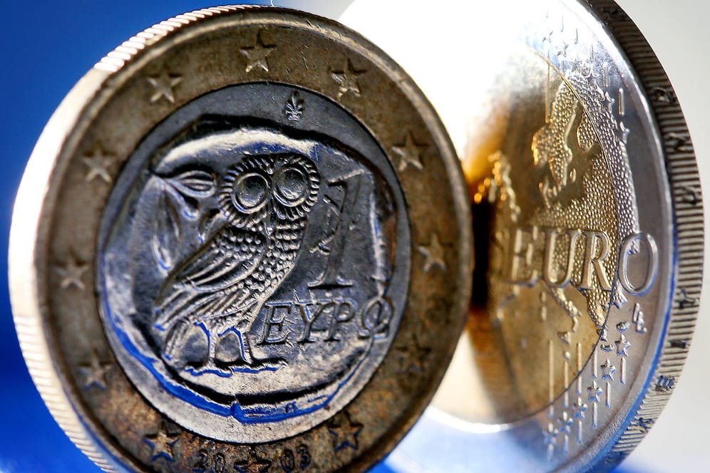 Eine griechische Ein und Zwei Euro Münze: EU-Finanzminister beraten über ein Ende des Griechenland-Rettungsprogramms.