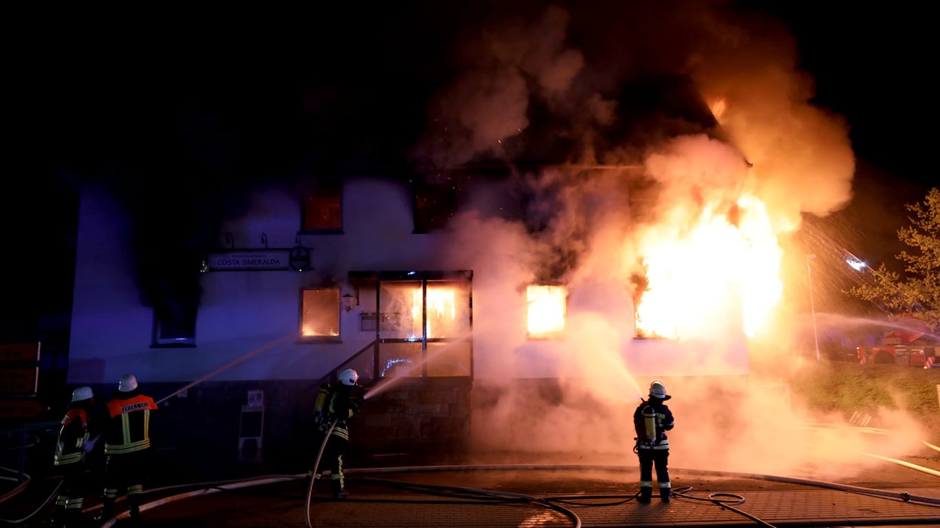 Eine brennende Pizzeria im Hessischen Homberg wird gelöscht: Mehrere Stunden kämpften über 80 Einsatzkräfte gegen die Flammen an.