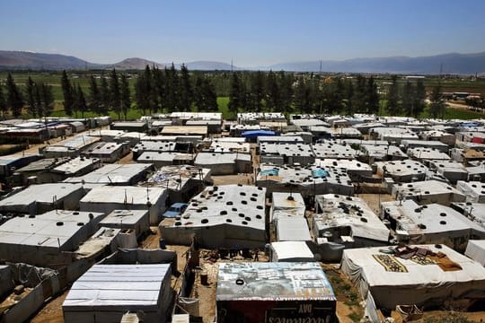 Blick auf ein Lager für syrische Flüchtlinge bei Barelias im Libanon.