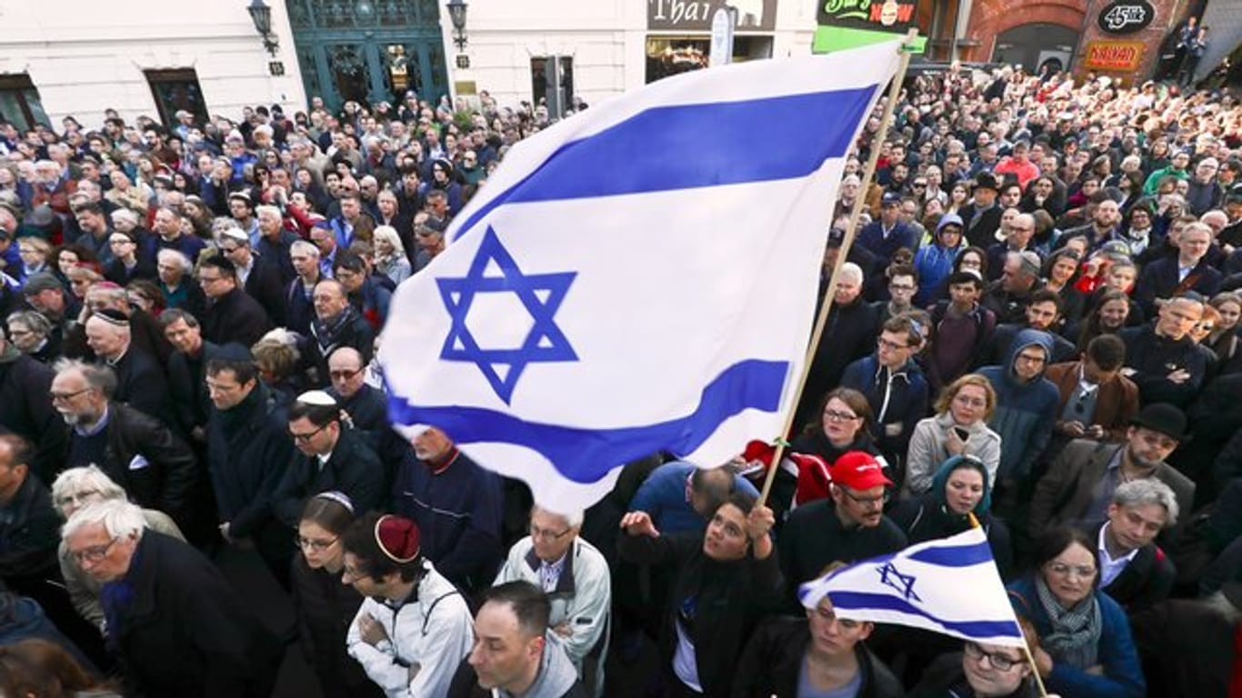 Zahlreiche Menschen beteiligen sich an der Solidaritätskundgebung "Berlin trägt Kippa" der Jüdischen Gemeinde zu Berlin.