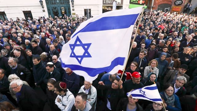 Zahlreiche Menschen beteiligen sich an der Solidaritätskundgebung "Berlin trägt Kippa" der Jüdischen Gemeinde zu Berlin. Zahlreiche Menschen beteiligen sich an der Solidaritätskundgebung "Berlin trägt Kippa" der Jüdischen Gemeinde zu Berlin.