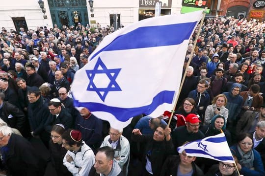 Zahlreiche Menschen beteiligen sich an der Solidaritätskundgebung "Berlin trägt Kippa" der Jüdischen Gemeinde zu Berlin.