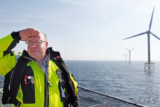 Peter Altmaier im Windpark Alpha Ventus in der Nordsee vor Borkum.