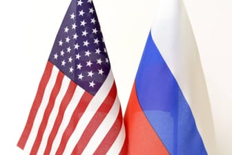 Eine US- und eine russische Flagge hängen nebeneinander: Russland reagiert entsetzt – US-Beamte inspizieren das ehemalige russische Konsulat.