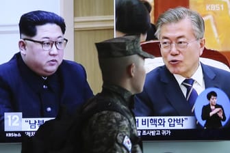 Kim Jong Un und Moon Jae In auf einem TV-Bildschirm in Seoul, Südkorea: Am Freitag werden sich beide zum ersten Mal persönlich begegnen.