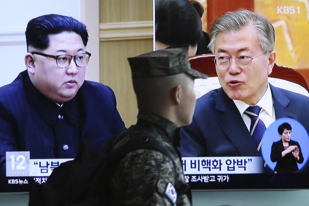 Kim Jong Un und Moon Jae In auf einem TV-Bildschirm in Seoul, Südkorea: Am Freitag werden sich beide zum ersten Mal persönlich begegnen.