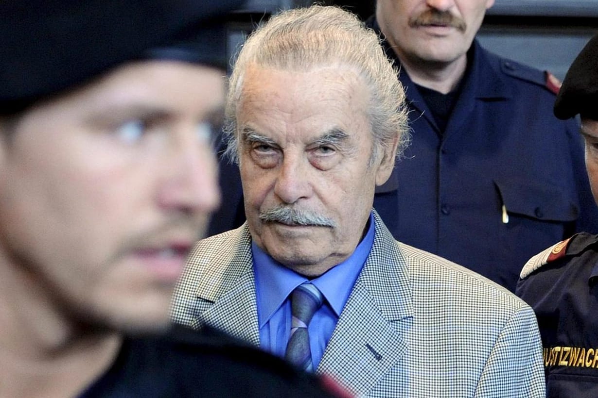Josef Fritzl (heute Josef Mayrhoff): Er hat seine Tochter 24 Jahre im eigenen Keller eingesperrt, vergewaltigt und sieben Kinder mit ihr gezeugt.