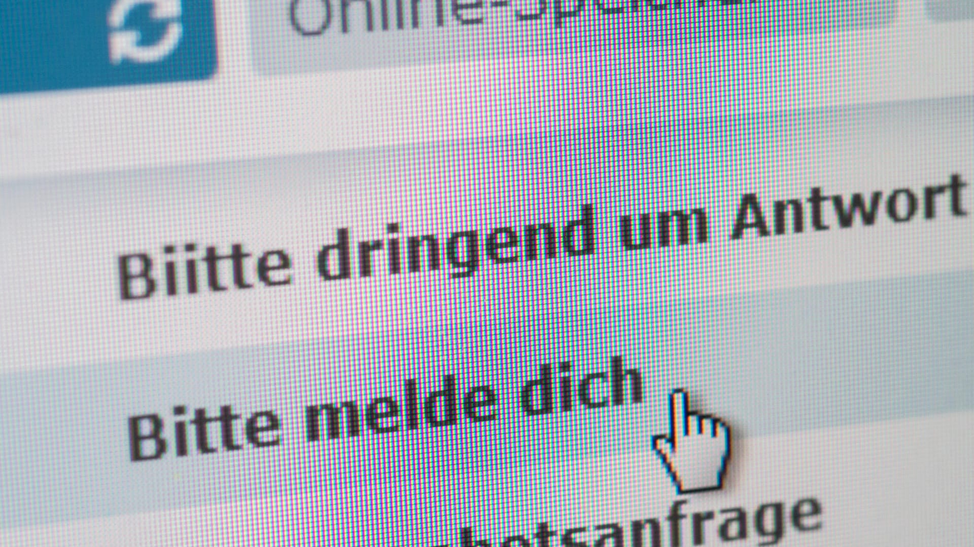 Ein geöffnetes E-Mail-Postfach mit verdächtig klingenden E-Mails: Das BSI warnt vor betrügerischen Scam-Mails.