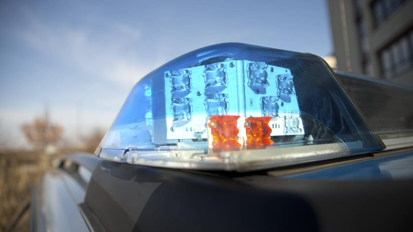 Eine Sirene eines Polizeiautos: Auf einem Bornheimer Feldweg soll ein maskierter Mann einer 14-Jährigen aufgelauert haben. Später stellte sich heraus, dass das Mädchen die Geschichte frei erfunden hatte.