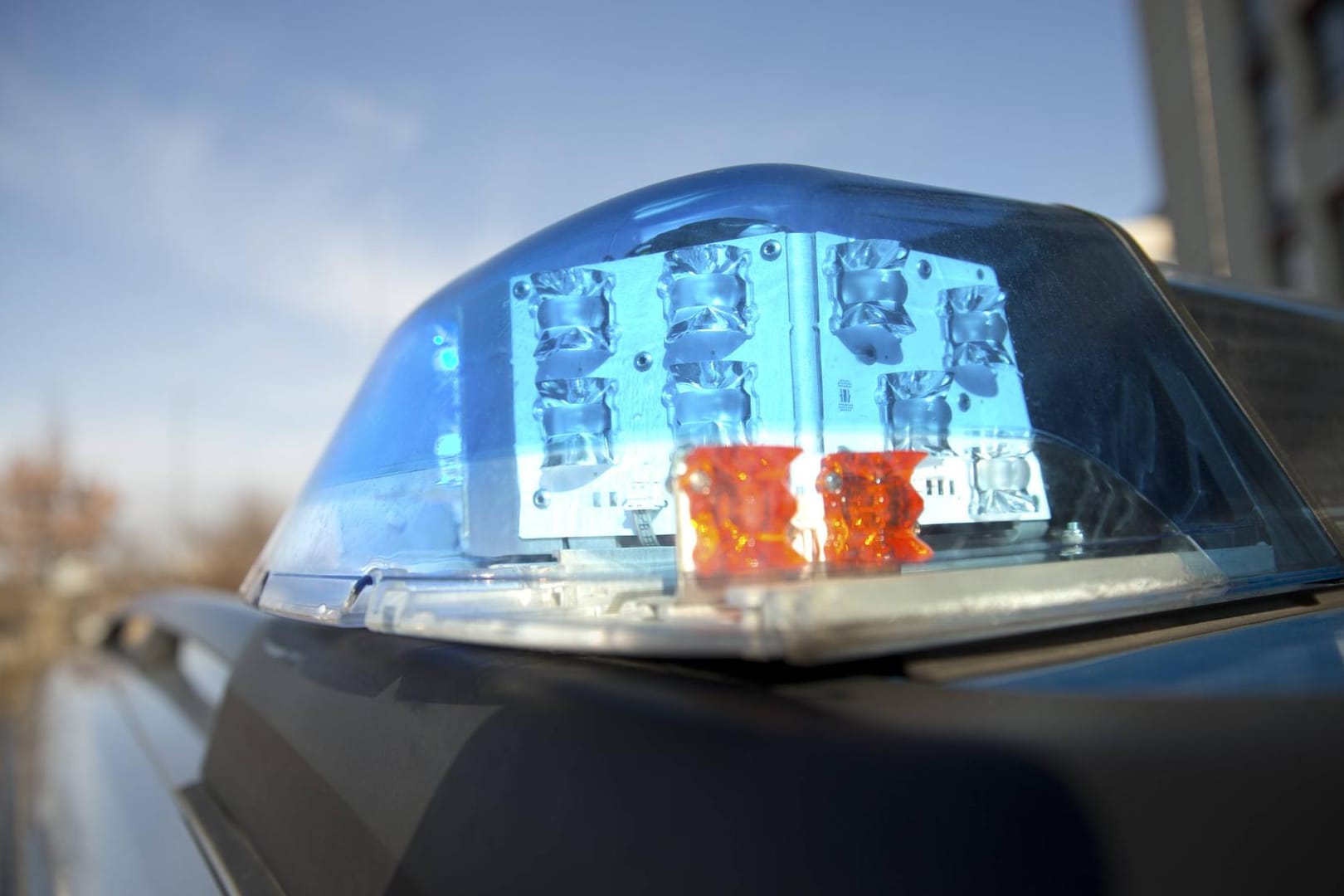 Eine Sirene eines Polizeiautos: Auf einem Bornheimer Feldweg soll ein maskierter Mann einer 14-Jährigen aufgelauert haben. Später stellte sich heraus, dass das Mädchen die Geschichte frei erfunden hatte.