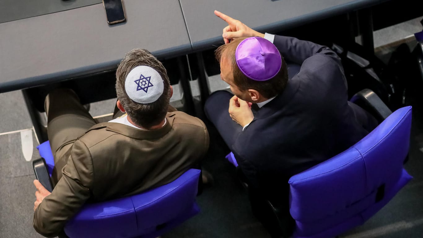 Zwei Abgeordnete der Union sitzen mit Kippa im Plenum im Bundestag: Der Bundestag hat sich in einer Debatte klar für das Existenzrecht Israels bekannt.