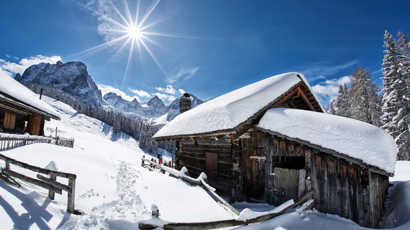Verschneite Hütte in den Bergen: ein Urlaubserlebnis in abgeschiedener Natur.