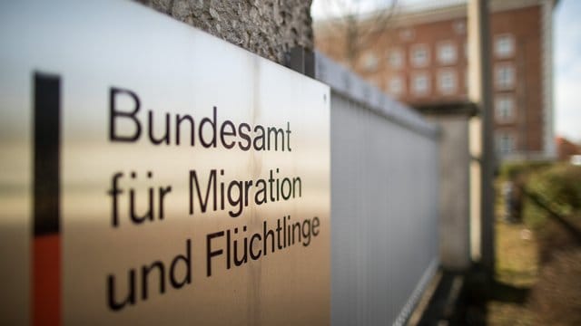 Das Bundesinnenministerium nennt die BAMF-Affäre "in höchstem Maße ärgerlich und in höchstem Maße bedauerlich". Das Bundesinnenministerium nennt die BAMF-Affäre "in höchstem Maße ärgerlich und in höchstem Maße bedauerlich".