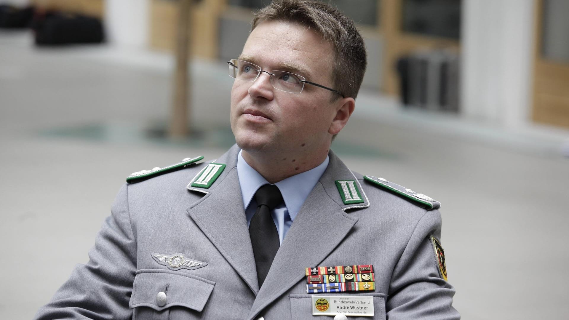 Oberstleutnant André Wüstner, Bundesvorsitzender des Deutschen Bundeswehrverbandes: Ohne eine Wehretat-Erhöhung von 15 Milliarden Euro wird das "unabsehbaren Folgen für unsere gesamtstaatliche Sicherheitsvorsorge" haben. Oberstleutnant André Wüstner, Bundesvorsitzender des Deutschen Bundeswehrverbandes: Ohne eine Wehretat-Erhöhung von 15 Milliarden Euro wird das "unabsehbaren Folgen für unsere gesamtstaatliche Sicherheitsvorsorge" haben.