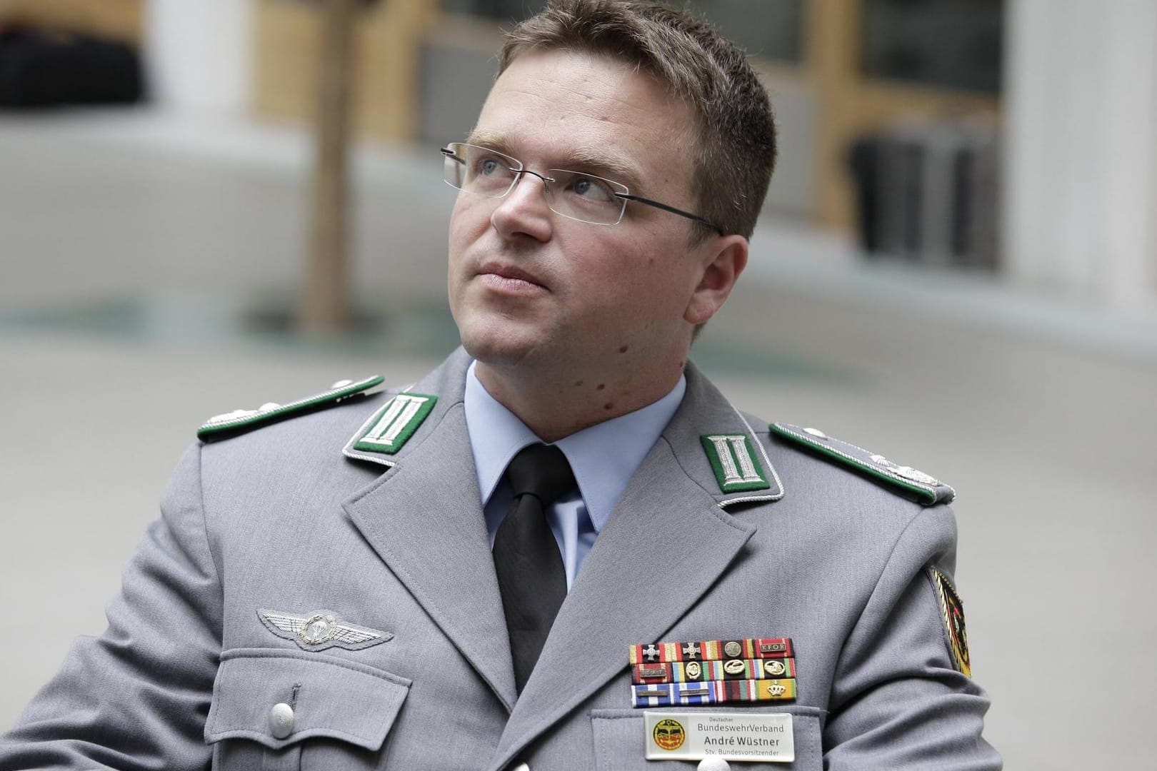 Oberstleutnant André Wüstner, Bundesvorsitzender des Deutschen Bundeswehrverbandes: Ohne eine Wehretat-Erhöhung von 15 Milliarden Euro wird das "unabsehbaren Folgen für unsere gesamtstaatliche Sicherheitsvorsorge" haben.