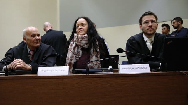 Beate Zschäpe neben ihren Anwälten Hermann Borchert (l) und Mathias Grasel im Gerichtssaal im Oberlandesgericht in München.