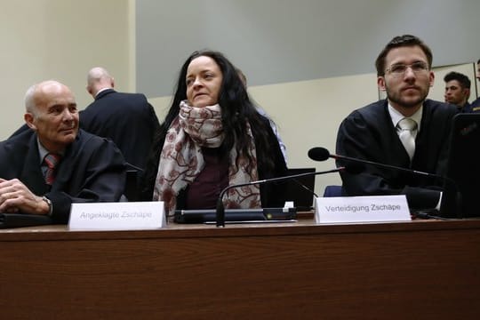 Beate Zschäpe neben ihren Anwälten Hermann Borchert (l) und Mathias Grasel im Gerichtssaal im Oberlandesgericht in München.