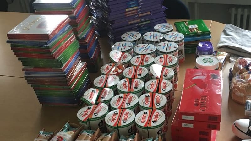 Schokoriegel, Pralinen, Nuss-Nougat-Creme: Im Auto eines Komplizen der 35-Jährigen lagerten weitere 50 Kilo Naschwerk.