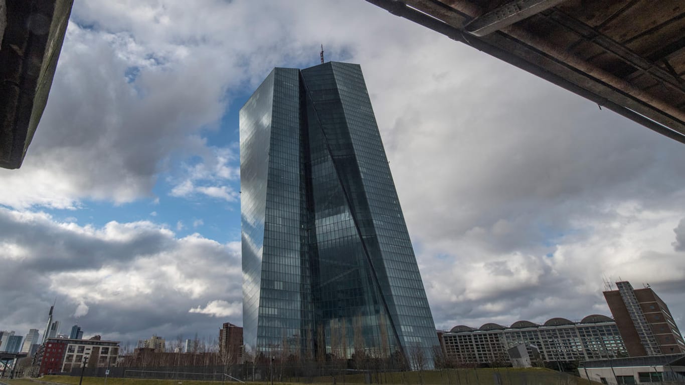EZB in Frankfurt: Der Präsident der Europäischen Zentralbank belässt die Zinsen auf Tiefstand.