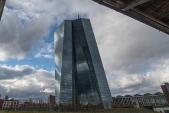 EZB in Frankfurt: Der Präsident der Europäischen Zentralbank belässt die Zinsen auf Tiefstand.