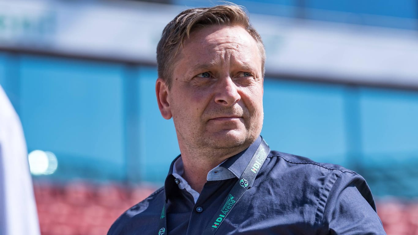 Horst Heldt: Immer wieder wird Hannovers Manager mit anderen Klubs in Verbindung gebracht.