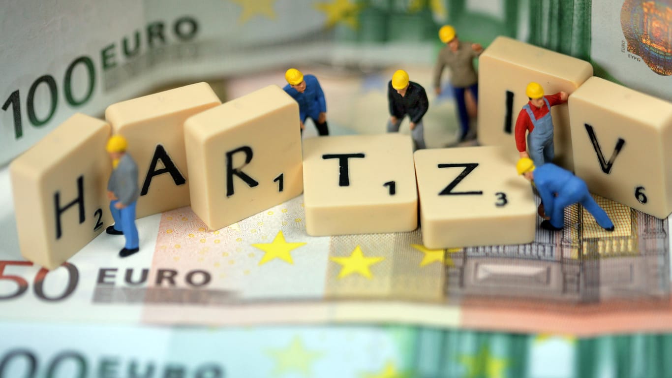 Spielzeugfiguren bauen einen Hartz-IV-Schriftzug: Berliner CDU-Politiker schießen scharf gegen das Arbeitslosengeld II.