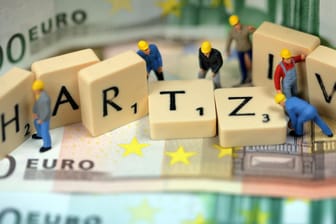 Spielzeugfiguren bauen einen Hartz-IV-Schriftzug: Berliner CDU-Politiker schießen scharf gegen das Arbeitslosengeld II.