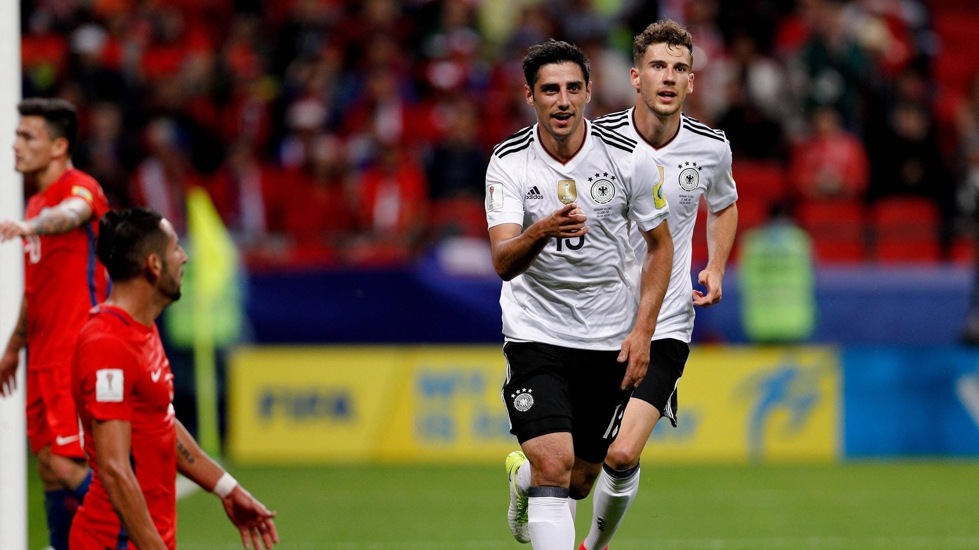 Stindl (2.v.r.) jubelt, die Chilenen trauern. Im Finale des Confed Cups schoss der 29-Jährige das Siegtor.