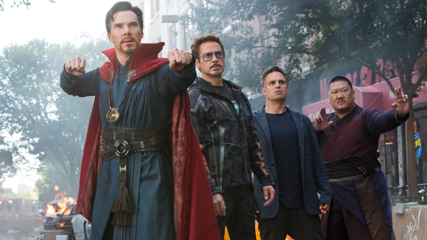 Superhelden-Quartett: Auf Dr. Strange (Benedict Cumberbatch), Iron Man (Robert Downey Jr.), Bruce Banner (Mark Ruffalo) und Wong (Benedict Wong, v.l.) wartet ein furchterregender Gegner.